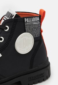 Palladium Botines con cordones - black