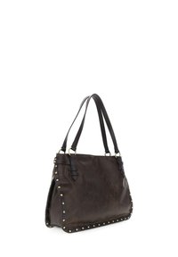Borsa a tracolla in pelle marrone con accenti di borchie, due manici e una texture morbida. Presenta dettagli laterali discreti e una forma rettangolare.