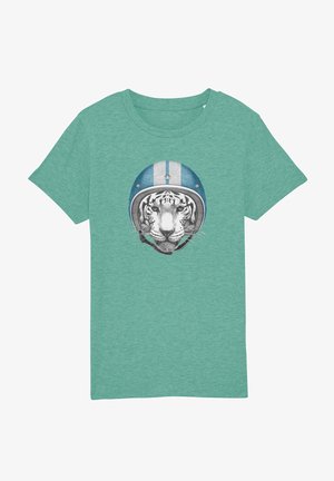 T-shirt vert à manches courtes avec un visage de tigre noir et blanc détaillé portant un casque vintage bleu et blanc imprimé au centre de la poitrine.