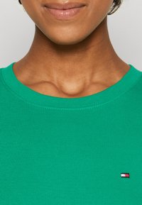 Tommy Hilfiger SLIM CODY - Marškinėliai su spaudiniu - olympic green