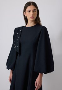 Touché Privé STONE EMBROIDERED BALLOON SLEEVED  - Denné šaty - navy blue