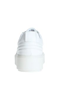 Witte leren sneaker met een ronde neus en een gevoerde kraag. Heeft een dikke witte zool en horizontale stikselaccenten op de hak.