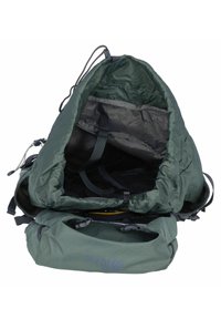 Dunkelgrüner Stoffrucksack mit dreieckiger Form, ausgestattet mit mehreren Fächern, Tragegurten und einer strukturierten Außenseite mit Logodetails.