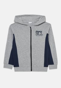 Felpa grigia in cotone con zip, pannelli laterali blu navy, logo frontale e cappuccio con cordoncino. Texture morbida, vestibilità normale.