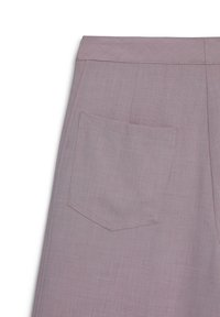 Helllila Hose aus strukturiertem Stoff, mit flachem Bund und einer einzigen, quadratisch geformten Gesäßtasche mit genähten Details.