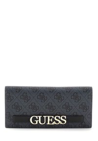 Cartera sintética negra con superficie texturizada, patrón de logo en relieve, herrajes en color dorado "GUESS" y una forma rectangular elegante.