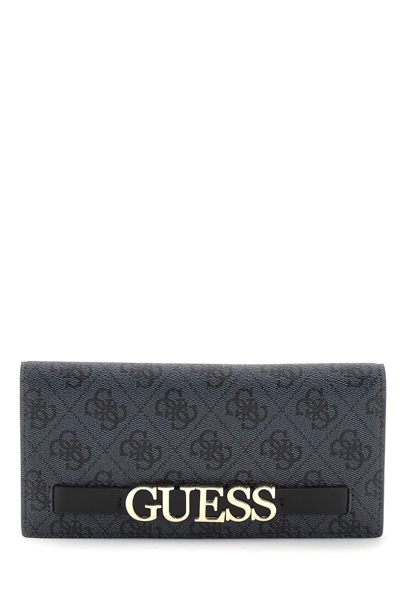 Cartera sintética negra con superficie texturizada, patrón de logo en relieve, herrajes en color dorado "GUESS" y una forma rectangular elegante.