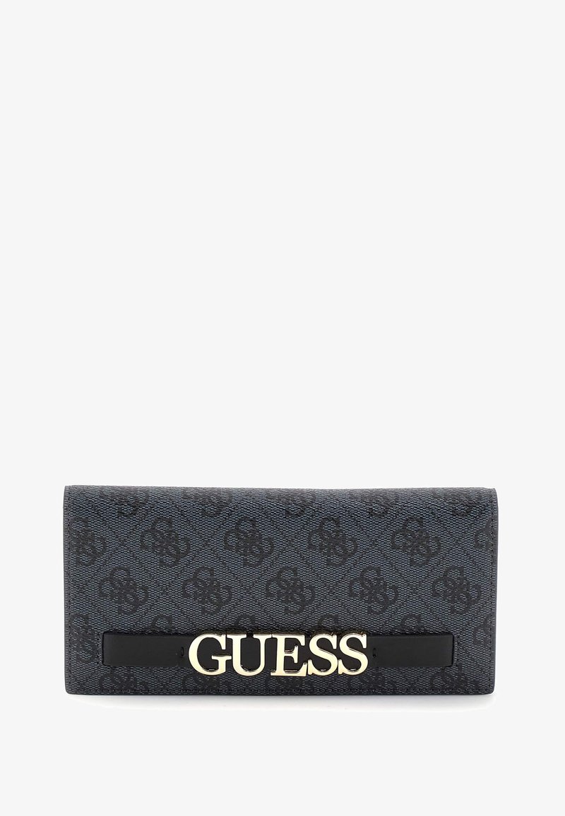 Cartera sintética negra con superficie texturizada, patrón de logo en relieve, herrajes en color dorado "GUESS" y una forma rectangular elegante.