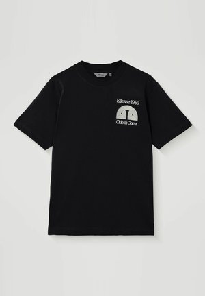 Schwarzes T-Shirt mit kurzen Ärmeln und weißer Aufschrift "Ellesse 1959 Club di Corsa" sowie Logo auf der oberen linken Brustseite.