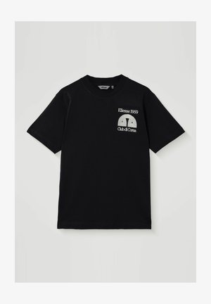 Schwarzes T-Shirt mit kurzen Ärmeln und weißer Aufschrift "Ellesse 1959 Club di Corsa" sowie Logo auf der oberen linken Brustseite.