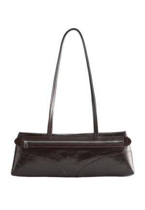 Sac à bandoulière en cuir marron foncé avec longues bandoulières et une poche zippée horizontale à l'avant, sur fond blanc.