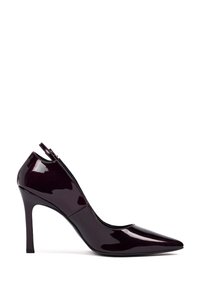 Zapato de tacón alto púrpura oscuro brillante con punta afilada, lados abiertos y un tacón delgado. Cuenta con una cremallera en la parte posterior para el cierre.