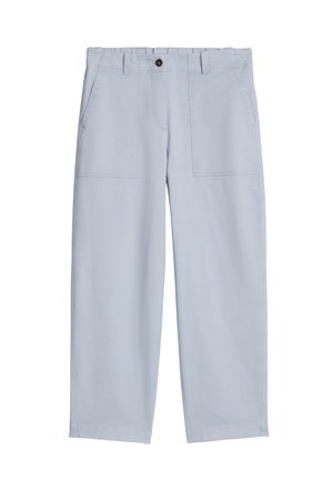 Lichtgrijze rechte broek met voorzakken, riemlussen en een knoopsluiting.