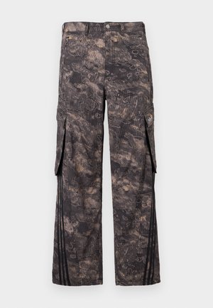 Tamsiai pilkos cargo kelnės su abstrakčiu kamufliažo raštu, priekyje su sagomis ir užtrauktuku, šoniniai kišenės su atvartais ir juodos vertikalios juostelės prie apačios.