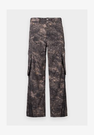 Pantalon cargo gris foncé avec motif camouflage abstrait, bouton et fermeture éclair à l'avant, poches à rabat latérales et rayures verticales noires près des ourlets.