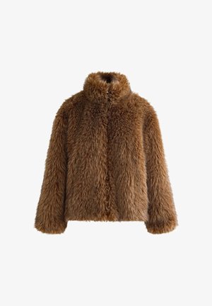 Jachetă maro din blană sintetică cu guler înalt și mâneci lungi. Textură densă, formă rotunjită și detaliu cu închidere frontală.