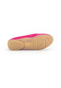 Roze suede schoenzool met een gestructureerde rubberen zool, voorzien van een segmentontwerp en een reliëflogo voor grip en stabiliteit.