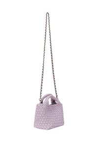 Vævet pastel lilla håndtaske med dobbelte håndtag og en metal kædesnor. Tekstureret overflade med rektangulær form og struktureret design.