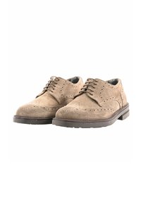 Brogues in suede color tan con dettagli perforati, dotati di una chiusura con lacci e di una suola in gomma scura per aderenza e durata.