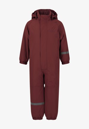 Burgunderfarbener Kinder-Schneeanzug mit hohem Kragen, frontalem Reißverschluss, elastischen Bündchen und reflektierenden Streifen. Kombination mit dunklen Turnschuhen.