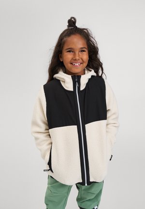 Veste en polaire avec une partie supérieure noire et une partie inférieure crème. Elle dispose d'une capuche, d'une fermeture éclair sur le devant et de deux poches latérales.