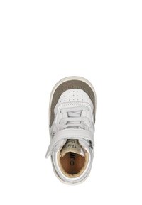 Weiße High-Top-Sneaker mit grauen Wildlederakzenten, perforierter Zehenpartie und einem Klettverschluss. Ausgestattet mit einem gepolsterten Innenfutter und einer Gummisohle.