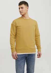 Jack & Jones - JJESTAR BASIC CREW NECK - Gornji dio trenirke - honey gold Minijatura 1