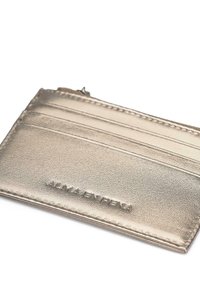 Gouden metalen kaart houder met een gestructureerde oppervlakte, voorzien van vier kaartvakken en een reliëflogo detail. Compacte rechthoekige vorm.