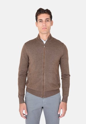 Cardigan in maglia marrone con zip frontale, polsini e vita a costine. Tasche sulla parte frontale, aderente al corpo. Design minimalista.