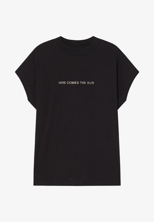T-shirt en coton noir à manches courtes avec un texte blanc disant "HERE COMES THE SUN" dans une police simple, centré sur la poitrine.