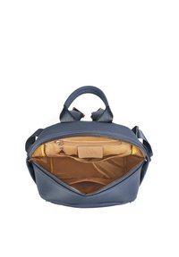 Navy leren handtas met een ronde vorm, textuur aan de buitenkant, twee hengsels en een gouden interieur met een externe ritszak.