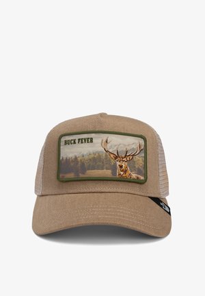 Gorra camionera beige con lados de malla, presenta un parche frontal que representa un ciervo sobre un paisaje forestal, etiquetado "BUCK FEVER" en texto verde.