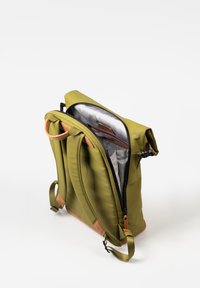 Zaino verde oliva con cima arrotolata, lati imbottiti e dettagli in pelle marrone chiaro. Caratterizzato da una chiusura con zip e interno a fantasia check grigia.