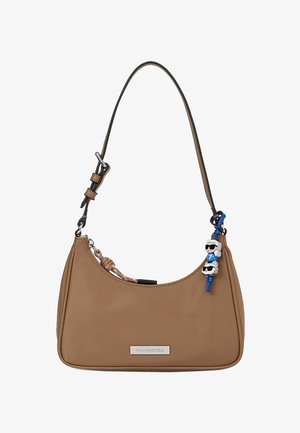 Hnedá kožená kabelka na rameno s nastaviteľným popruhom, zapínaním na zips a modrým príveskom na kľúče v tvare postavy s okuliarmi a bielymi vlasmi.