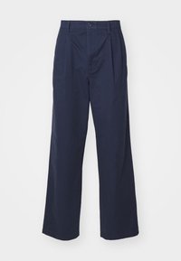 Pantalon large marine en tissu durable, doté d'une fermeture à bouton unique, de plis à l'avant et d'une finition lisse.