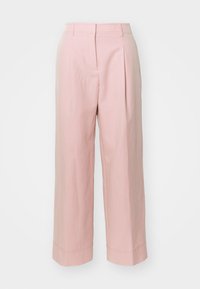 Pantalon en tissu rose clair, coupe large avec plis devant, taille ajustée et ourlet net. Texture lisse avec peu de détails de coutures.