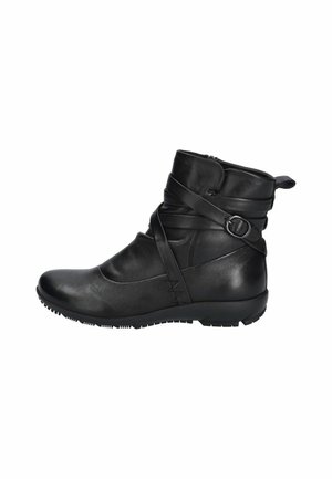 Bottine en cuir noir avec une finition texturée, des sangles croisées ornées d'une boucle, et une semelle en caoutchouc avec des motifs d'adhérence.