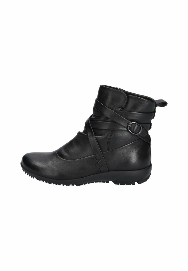 Bottine en cuir noir avec une finition texturée, des sangles croisées ornées d'une boucle, et une semelle en caoutchouc avec des motifs d'adhérence.