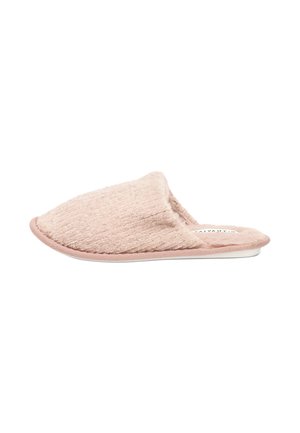 Zapatilla de terciopelo rosa suave con parte trasera abierta, upper texturizado y suela acolchada, diseñada para la comodidad en interiores.