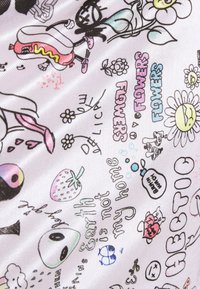 Färgglatt grafiskt tyg med olika klotter, inklusive mat, blommor och tecknade figurer. Främst vit bakgrund, mjuk struktur.