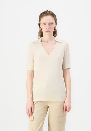 Beige korte mouw V-hals trui met een kraag, gladde textuur en een relaxed fit, aangevuld met subtiele ribbelaccenten.