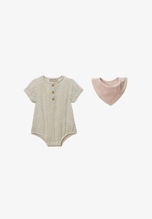 Combinaison à manches courtes en coton floral vert clair avec trois boutons en bois ; comprend un bavoir en coton rose avec des fermetures à pression.