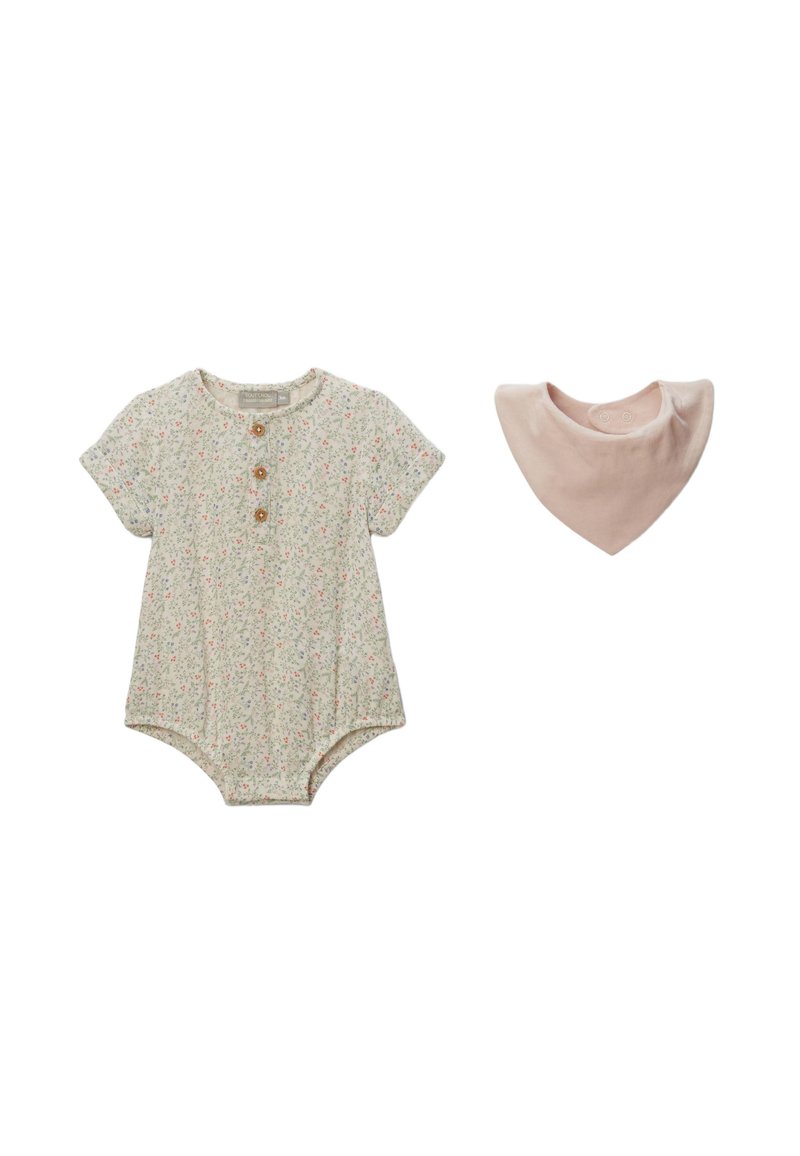 Combinaison à manches courtes en coton floral vert clair avec trois boutons en bois ; comprend un bavoir en coton rose avec des fermetures à pression.