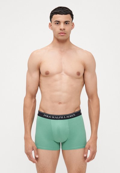 Boxer briefs verdi con una vita nera "POLO RALPH LAUREN". Il tessuto sembra morbido e liscio, con un design aderente e una lunghezza fino alla metà della coscia.