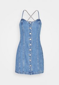 Robe en denim avec une silhouette ajustée, des bretelles croisées fines, un devant à boutons et une couleur bleu clair avec une texture subtile.