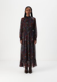 Vestido longo e fluido preto com um padrão paisley em vermelho e azul. Apresenta mangas longas, colarinho alto, cintura franzida e barra com volantes.
