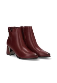 Botas de tobillo de cuero burdeos con punta afilada y tacón bloque brillante. Cuenta con una cremallera lateral y un detalle de costura sutil.
