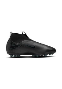 Des chaussures de football noires au design épuré, avec une surface texturée, un col haut et des accents turquoise sur la semelle et le logo.