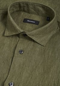 Zelena lanena srajca z mehkobo, ki ima klasičen ovratnik, črne gumbe in oznako "Matinique" znotraj.