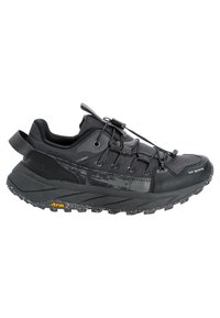 Scarpa leggera da trail nera con upper testurizzato, sistema di allacciatura integrato, suola Vibram e punta rinforzata per una maggiore durabilità.